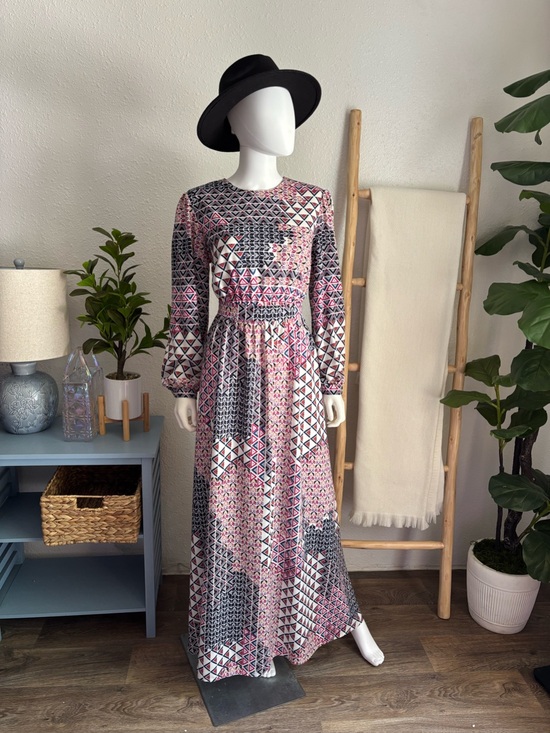 Dresses & Skirts - Printed Long Sleeve Maxi Dress in Pink and Black